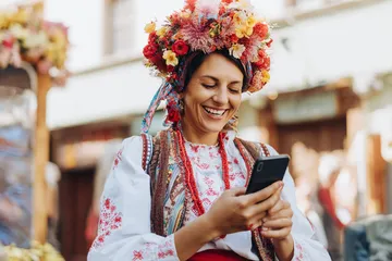 একজন পুরুষ তার ল্যাপটপে জয়ের মুহূর্ত উদযাপন করছেন, চারপাশে ভাসছে গেমিং আইকন—যা BA97 গেমসের উত্তেজনাকে প্রকাশ করে।