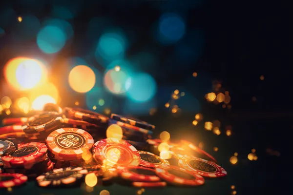 সবুজ বিলাসবহুল গাউন পরা এক নারী অলংকৃত রুলেট চাকার পাশে—যা BA97–এর উচ্চমানের ক্যাসিনো পরিবেশকে প্রকাশ করে।